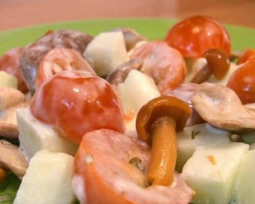 Салат з маринованих грибів