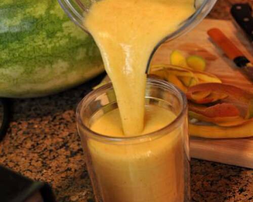 Вітамінний напій з ківі, апельсина, винограду і манго
