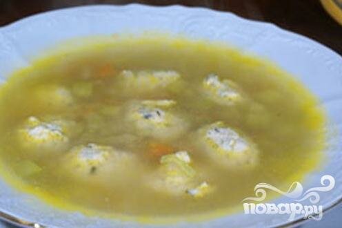 Курячий суп з галушками, селерою і кабачками